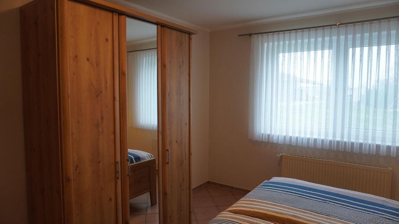 mit Kleiderschrank mit Kleiderschrank
